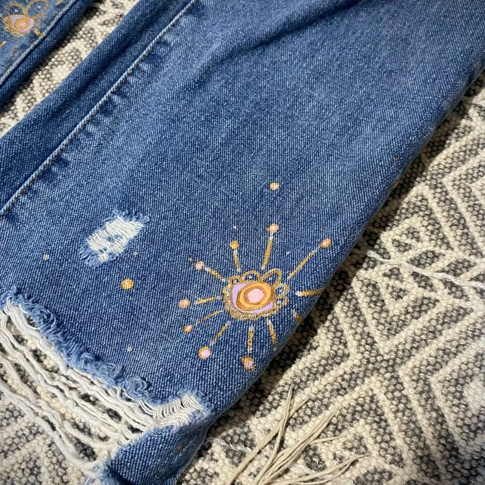 Hand painted cropped boyfriend jeans - Picture 10 of 16